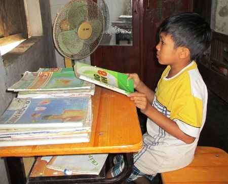 Ngày ngày em vẫn mò mẫm sắp xếp, nâng niu 