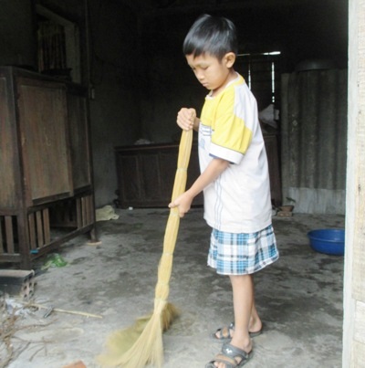 Thương mẹ, dù không nhìn thấy gì nhưng Lương vẫn mò mẫm quét nhà giúp mẹ