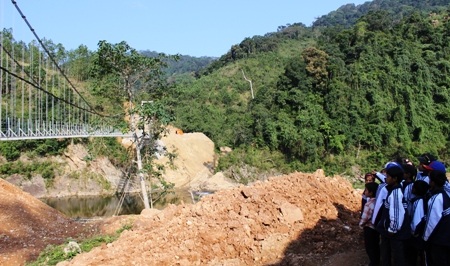 Quảng Bình: Trao hơn 1,3 tỷ đồng do bạn đọc Báo Dân trí đóng góp xây cầu “Khuyến học & Dân trí” tại bản ông Tú