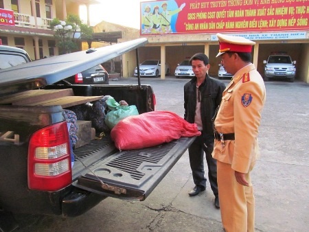 Lực lượng Phòng CSGT Công an tỉnh Quảng Bình vừa phát hiện xe biển Lào chở pháo, gỗ lậu