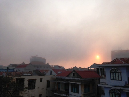 Dù mặt trời còn cao nhưng sương mù đã phủ kín thành phố Đồng Hới