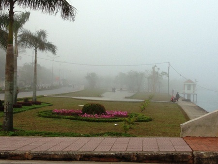 Công viên bên sông Nhật Lệ cũng bị sương mù phủ trắng xóa