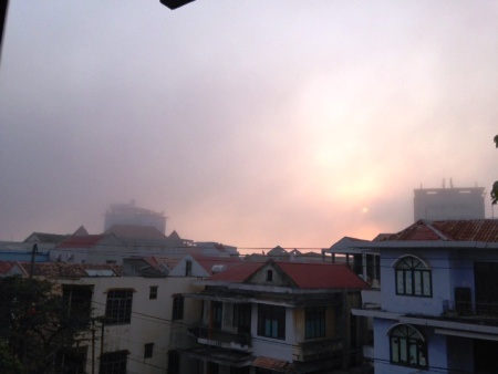 Các tòa nhà cao tầng bị sương mù phủ kín