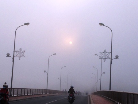 Sương mù khiến người tham gia giao thông gặp không ít khó khăn