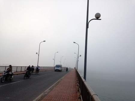 Công viên bên sông Nhật Lệ cũng bị sương mù phủ trắng xóa