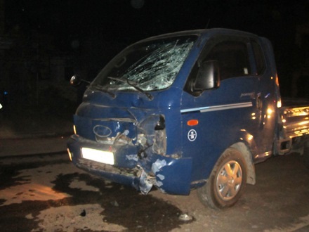 Đầu xe tải bị bẹp dúm