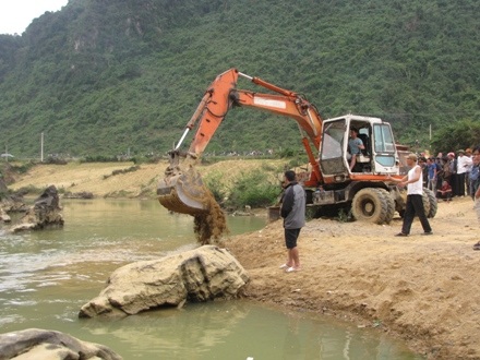 Điều máy múc đến trục vớt sưa