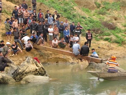 Công tác trục vớt sưa đang phải tạm dừng