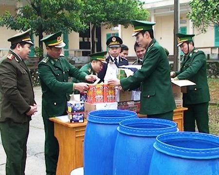 Đồn Biên phòng Cửa khẩu Quốc tế Cha Lo vừa tổ chức tiêu hủy 50 kg pháo các loại