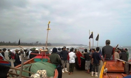 Rất nhiều người dân đến chia buồn cùng gia đình nạn nhân xấu số