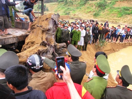 Dư luận nghi ngờ liệu có sự ngoắc tay giữa Hùng mía và cơ quan chức năng?