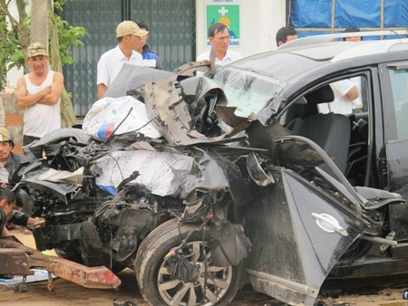 Tai nạn kinh hoàng, 7 người trong một gia đình thương vong - 1 Hiện trường vụ tai nạn kinh hoàng và thương tâm