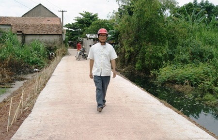 Dân bức xúc trước nhiều sai phạm trong quá trình làm đường xây dựng nông thôn mới.