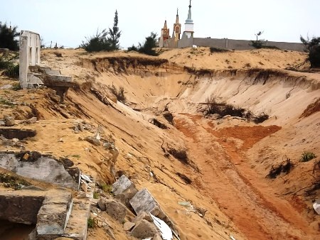 Hàng ngàn ngôi mộ của người dân Xuân Hòa, xã Quảng Xuân đang bị cát tặc xâm hại nghiêm trọng