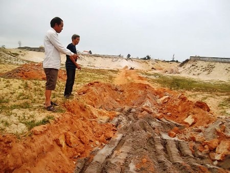 Khung cảnh tan hoang ở nghĩa trang thôn Xuân Hòa