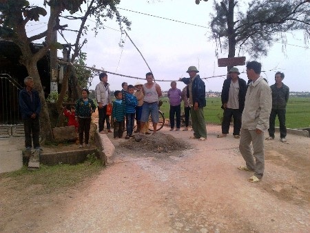 Đình chỉ việc khai thác cát “phạm” đến hàng ngàn ngôi mộ - 3 ...khiến người dân rất bức xúc và lập rào chắn
