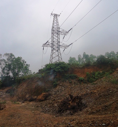 Những cột điện cao thế cũng bị các doanh nghiệp khai thác đất trái phép moi sát chân trụ