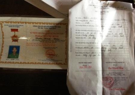 Kỷ niệm chương chiến sỹ Trường Sơn đường Hồ Chí Minh và giấy chứng tử của ông Nguyễn Xuân Báu