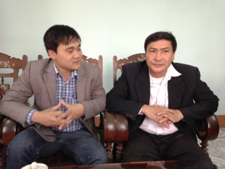 Ông Đậu Quốc Khánh (áo đen), Bí thư Đảng ủy xã Quảng Phương trao đổi với PV