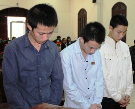 Dọa bắt uống thuốc kích dục, cưỡng hiếp tập thể bé gái 14 tuổi - 1 3 yêu râu xanh trước vành móng ngựa