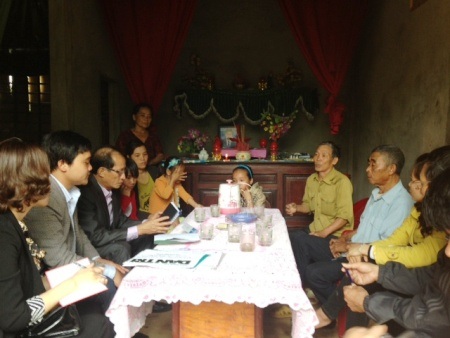 Chị em Huyền bật khóc trước những tình cảm mà bạn đọc Báo Dân trí đã quan tâm, giúp đỡ