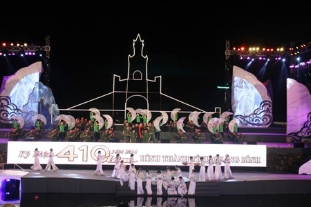 Sân khấu nơi diễn ra chương trình nghệ thuật chật cứng người xem