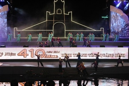 Sân khấu nơi diễn ra chương trình nghệ thuật chật cứng người xem