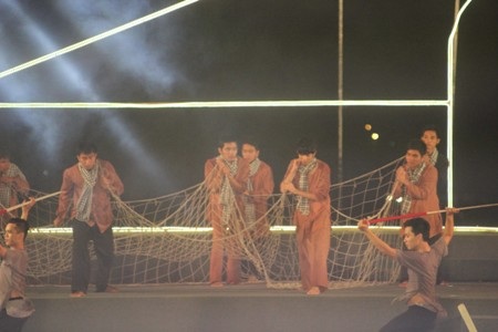 Sân khấu nơi diễn ra chương trình nghệ thuật chật cứng người xem