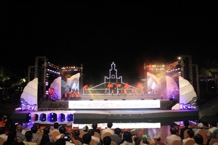 Quảng Bình: Pháo hoa rực trời bên dòng sông Nhật Lệ