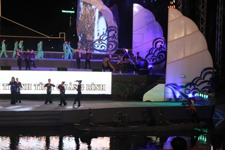 Ca khúc Mẹ Suốt chèo đò đưa bộ đội sang sông được tái hiện một cách khá sinh động