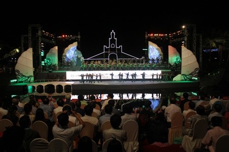 Sân khấu nơi diễn ra chương trình nghệ thuật chật cứng người xem