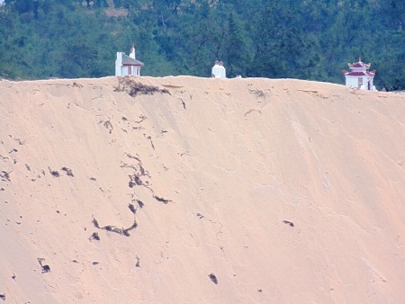 Thu hồi giấy phép của mỏ cát xới tung mồ mả người chết