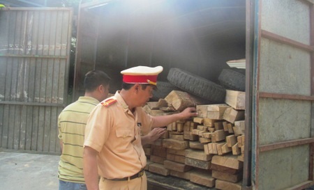 Tang vật và phương tiện hiện đang bị tạm giữ tại cơ quan công an