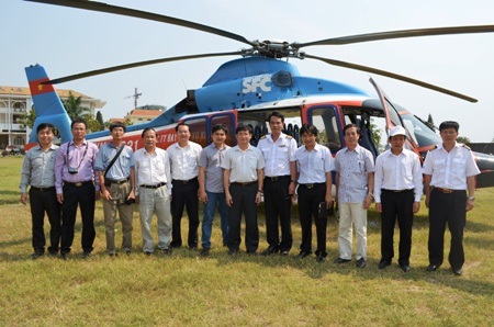 Đoàn chụp ảnh lưu niệm sau chuyến bay khám phá Di sản thiên nhiên thế giới VQG Phong Nha - Kẻ Bàng.