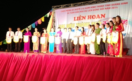 Ban Tổ chức tặng cờ lưu niệm cho các đơn vị