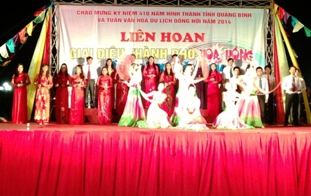 Mở đầu chương trình là tiết mục ca ngợi Đảng quang vinh, Bác Hồ kính yêu