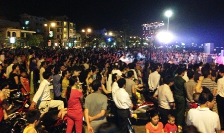 Đêm liên hoan đã thu hút hàng ngàn khán giả tới xem
