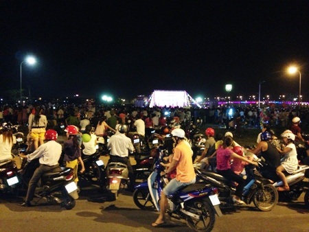 Đêm liên hoan đã thu hút hàng ngàn khán giả tới xem