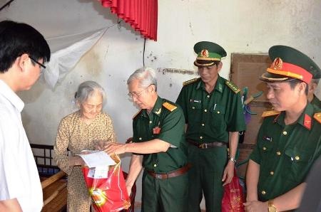 Đoàn công tác trao quà...