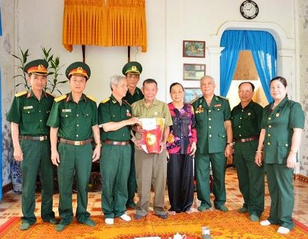 Đoàn công tác trao quà...