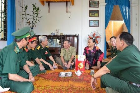 Đoàn công tác trao quà...