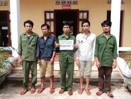 Bắt nhóm lâm tặc dùng thuốc nổ khai thác gỗ sưa