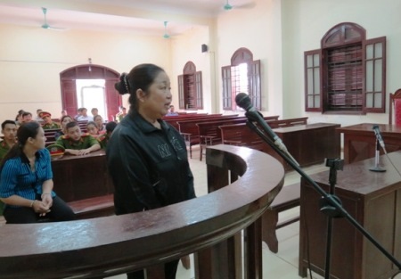 Bị cáo Nguyễn Thị Hường cúi đầu nhận tội tại tòa (Ảnh: B.Q.B)