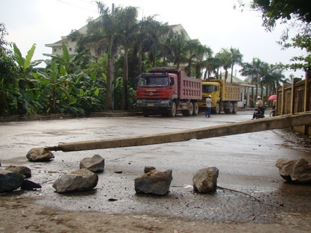 Bà Thé bức xúc chỉ bụi bặm khủng khiếp bay ra từ Nhà máy xi măng Áng Sơn II 