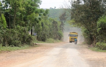 Dàn xe siêu trọng ngày đêm hành dân