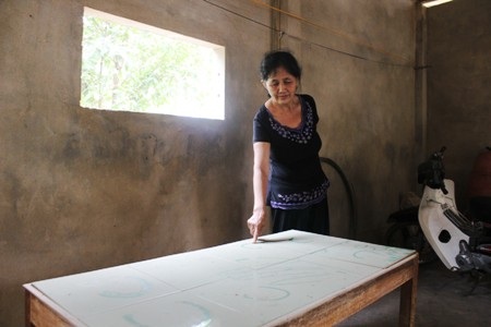 Bà Thé bức xúc chỉ bụi bặm khủng khiếp bay ra từ Nhà máy xi măng Áng Sơn II 