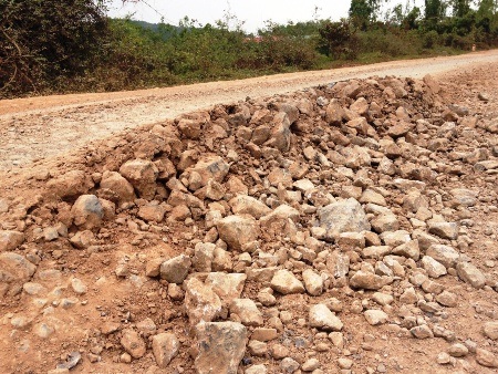 Dàn xe siêu trọng ngày đêm hành dân