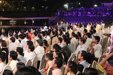 Sân khấu nơi diễn ra chương trình nghệ thuật chật cứng người xem