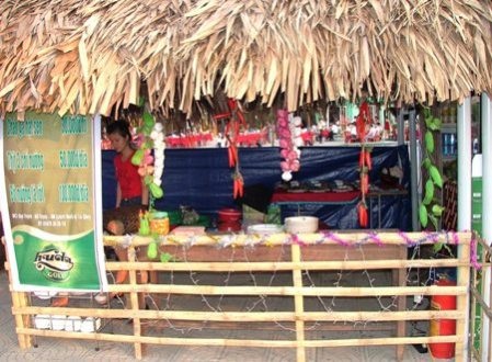 Du khách hết sức thán phục về phong cách trưng bày khá độc đáo của những gian hàng