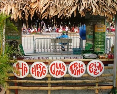 Du khách hết sức thán phục về phong cách trưng bày khá độc đáo của những gian hàng